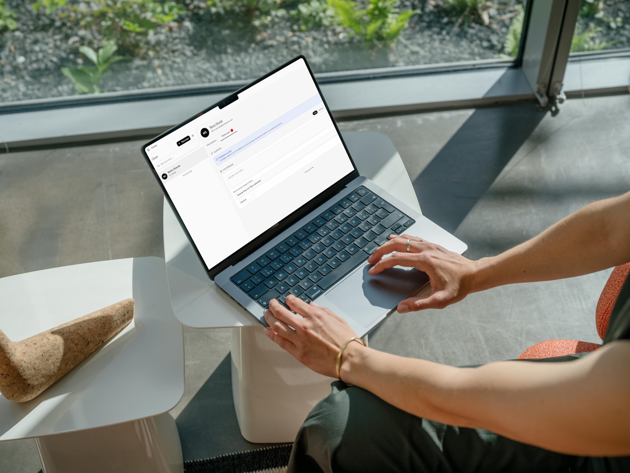 Fiche client ouverte sur ordinateur avec historique et notes détaillées