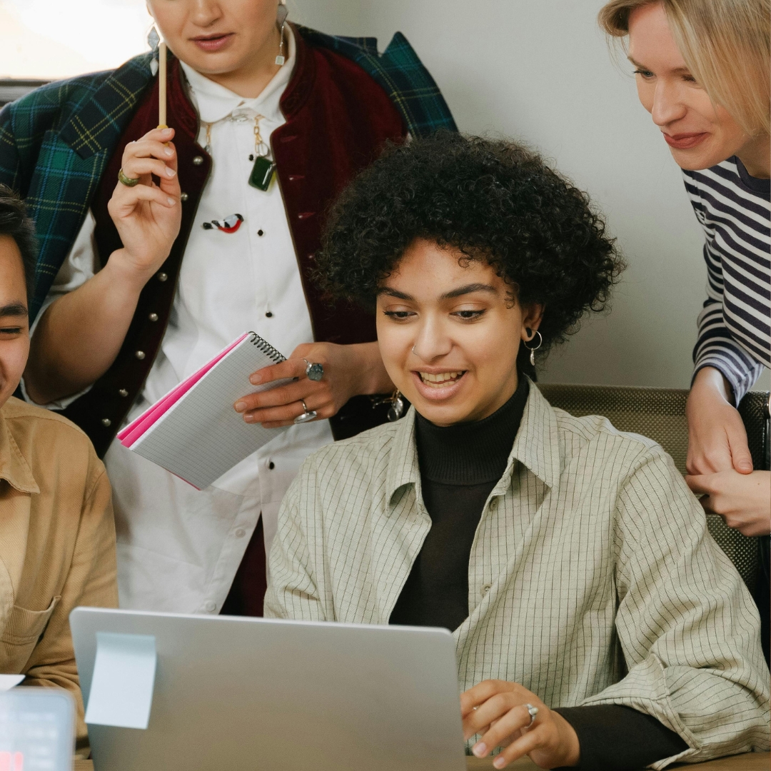 Equipe en réunion autour d'un planning pour organiser les rendez-vous