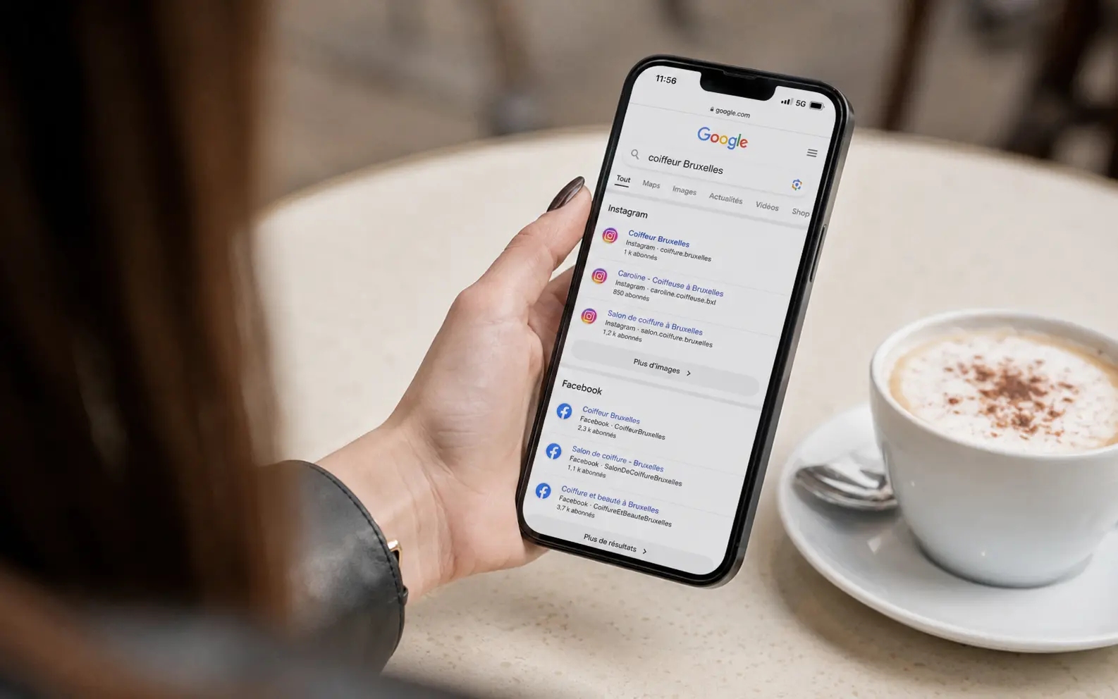 Een klant zoekt op haar smartphone naar een salon zonder een professionele website te vinden